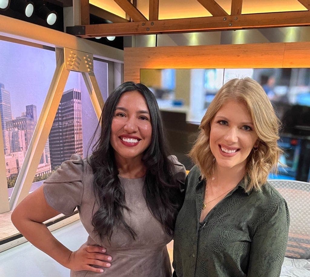 Jeannette Ceja entrevistando a un invitado