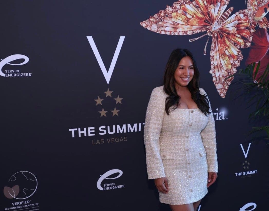 Jeannette Ceja como maestra de ceremonias del Forbes Travel Guide Summit