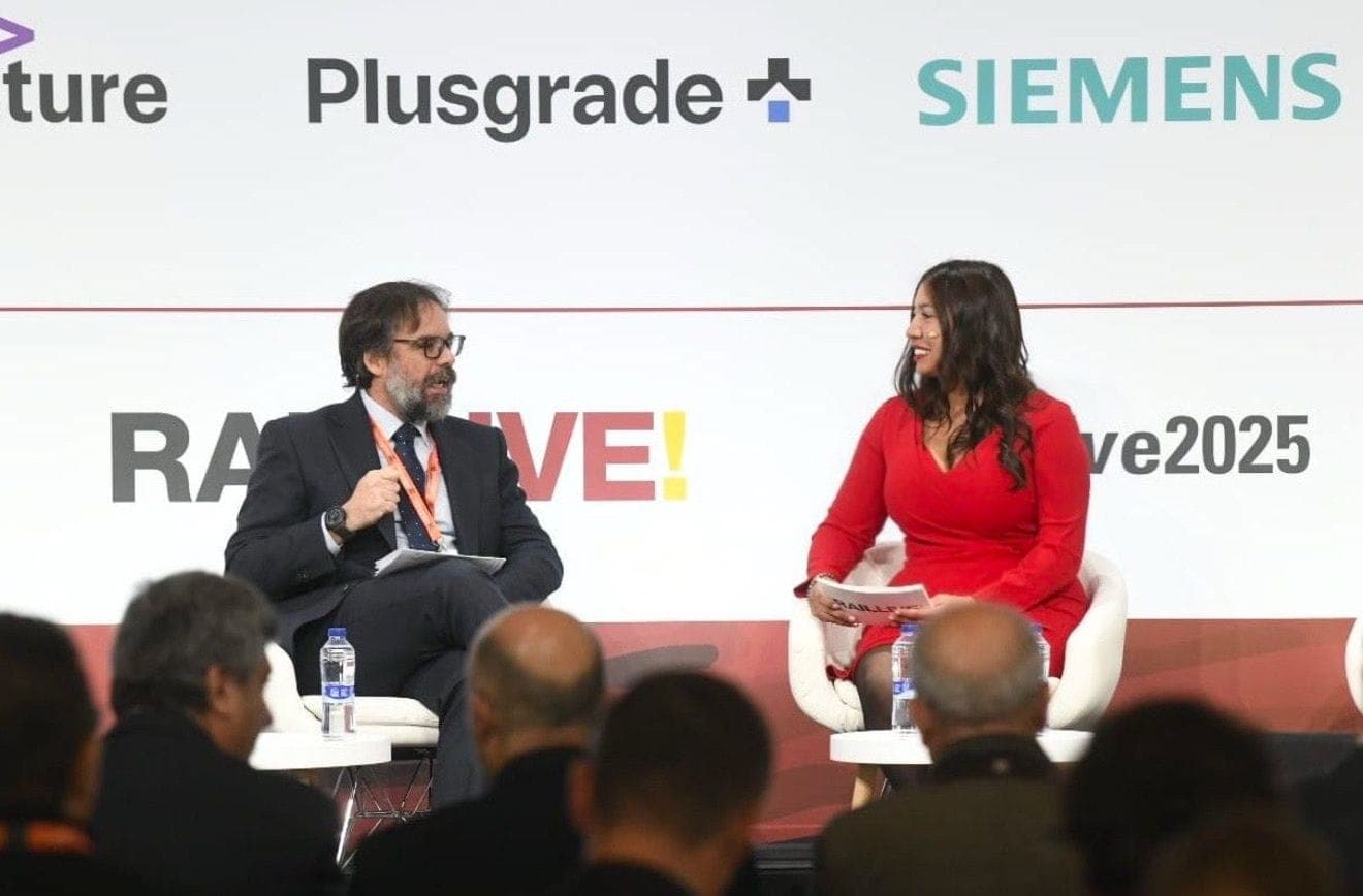 Jeannette Ceja en un panel de congreso