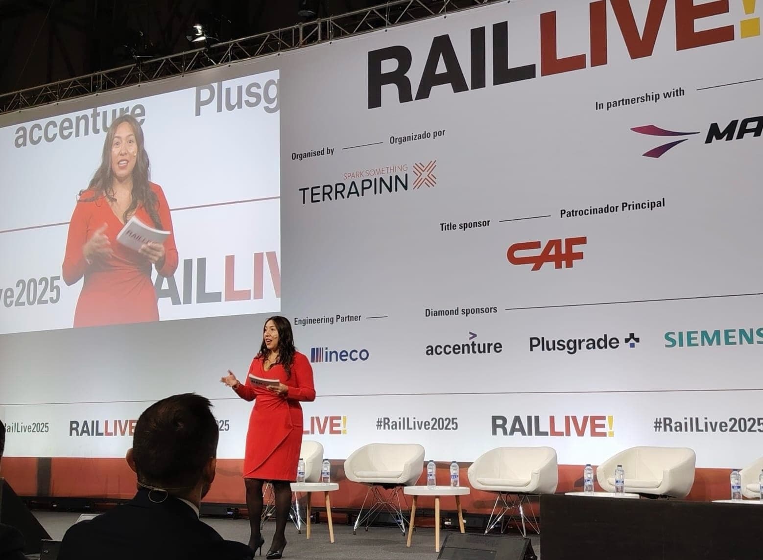 Jeannette Ceja interviniendo en un evento del sector de los viajes