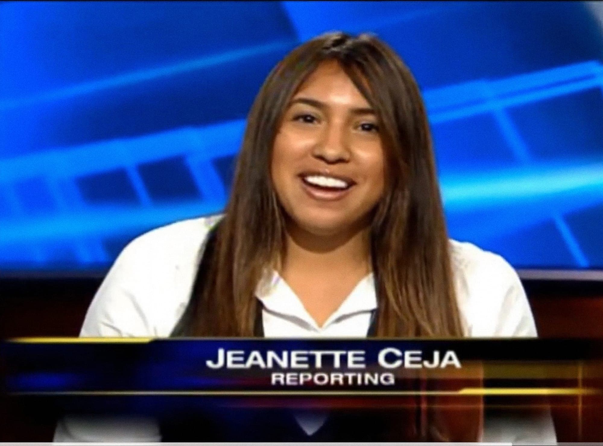 Jeannette Ceja con el número de CosmoGirl! que la inspiró