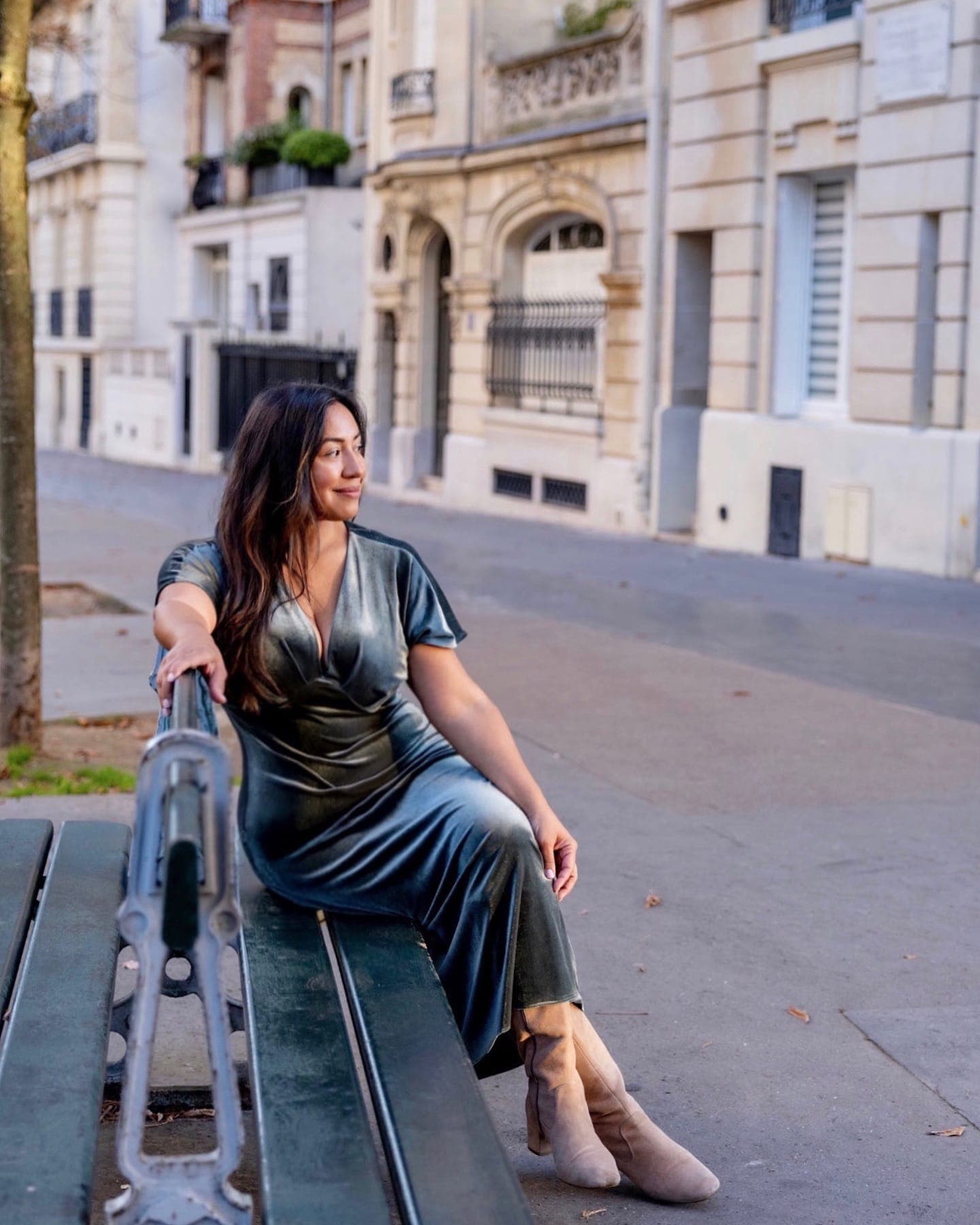 Jeannette Ceja sentada en un banco de una calle