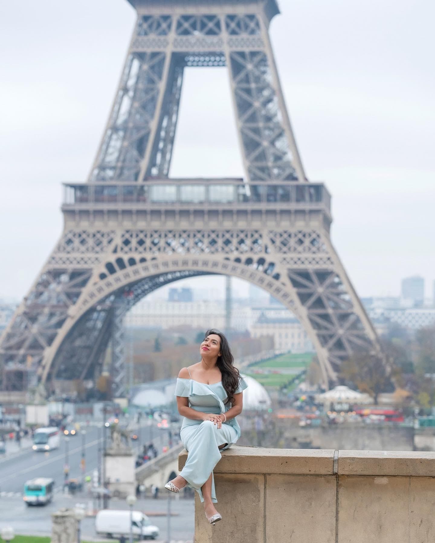 Jeannette Ceja frente a la Torre Eiffel