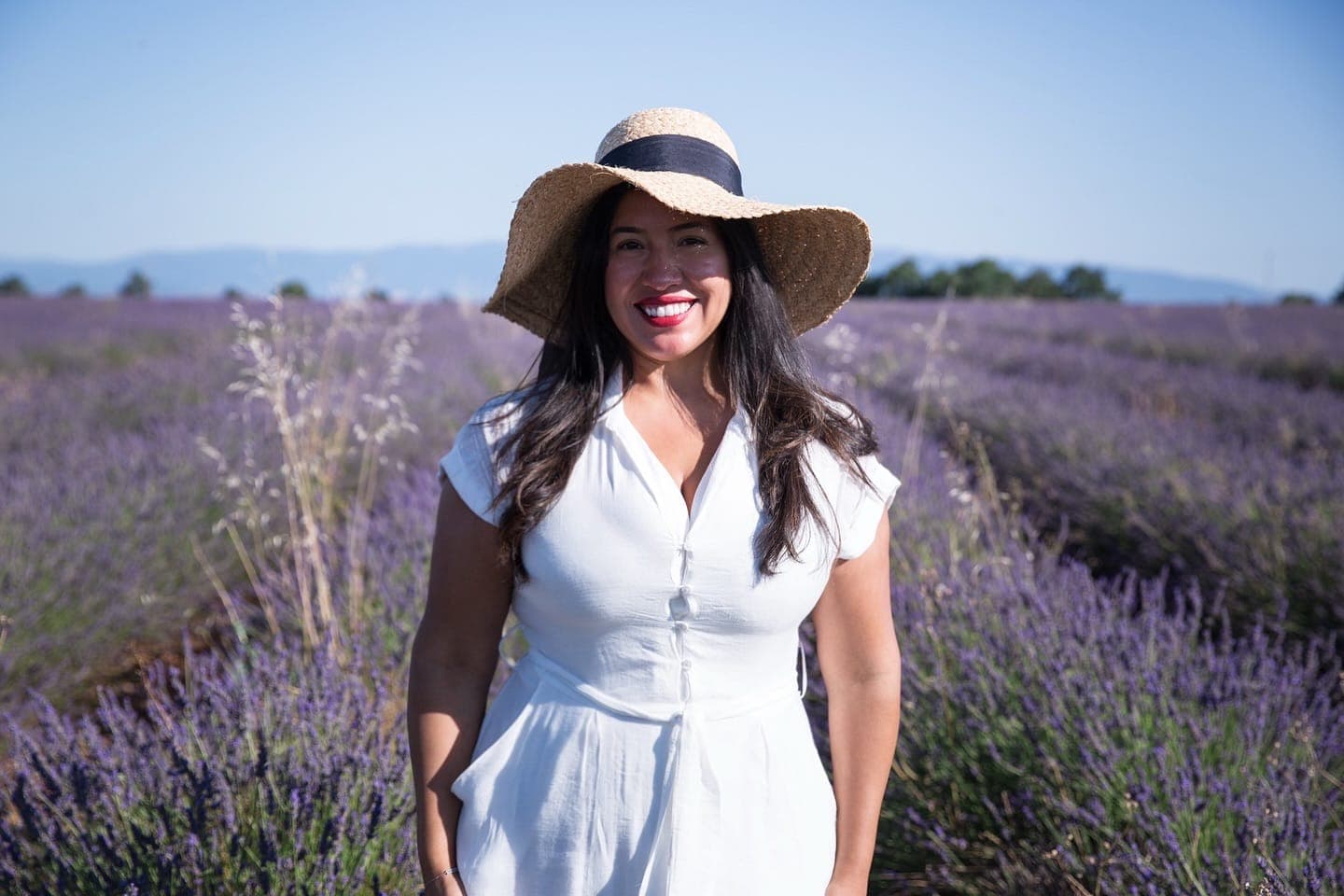 Jeannette Ceja en un campo de lavanda
