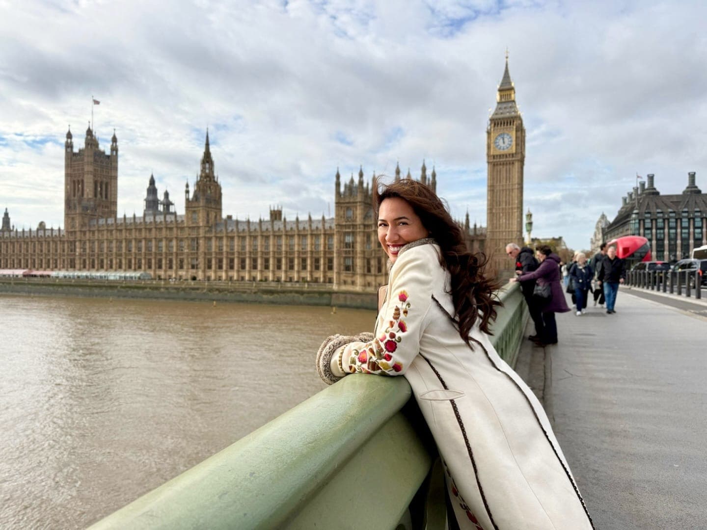 Jeannette Ceja junto al Támesis, con el Parlamento británico al fondo