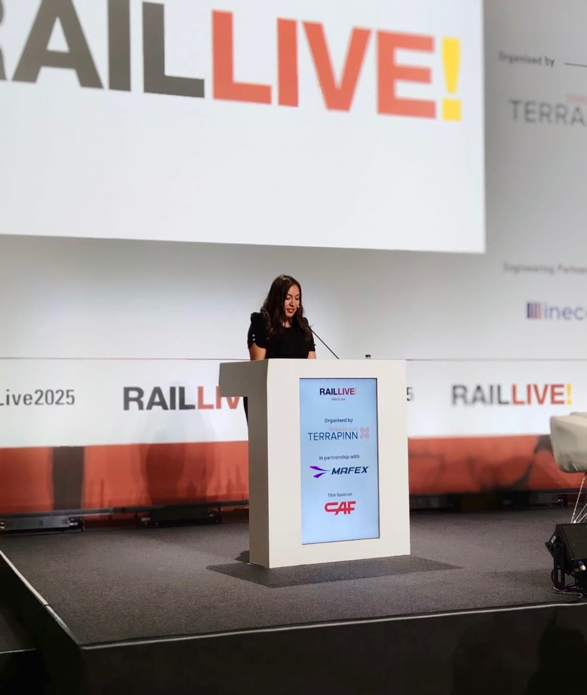 Jeannette Ceja interviniendo en Rail Live, en Madrid