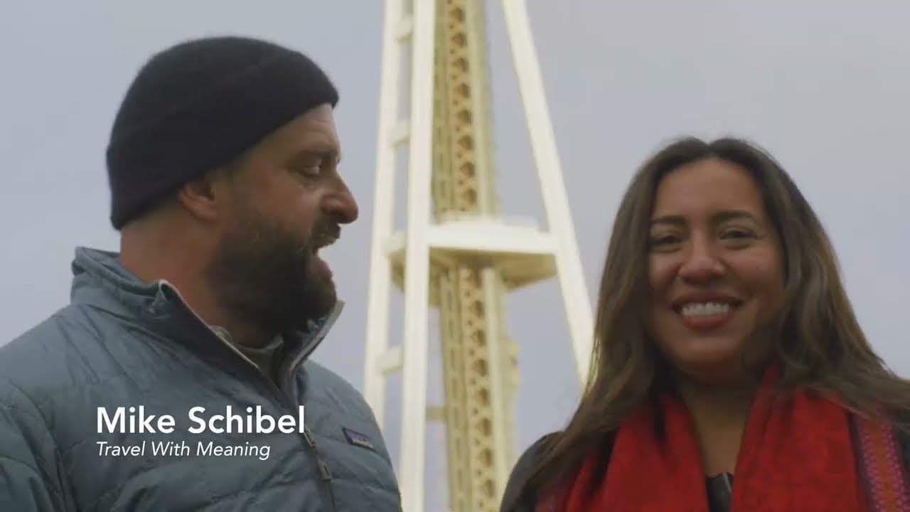 Jeannette Ceja con Mike Schibel, de Travel With Meaning, en el Space Needle