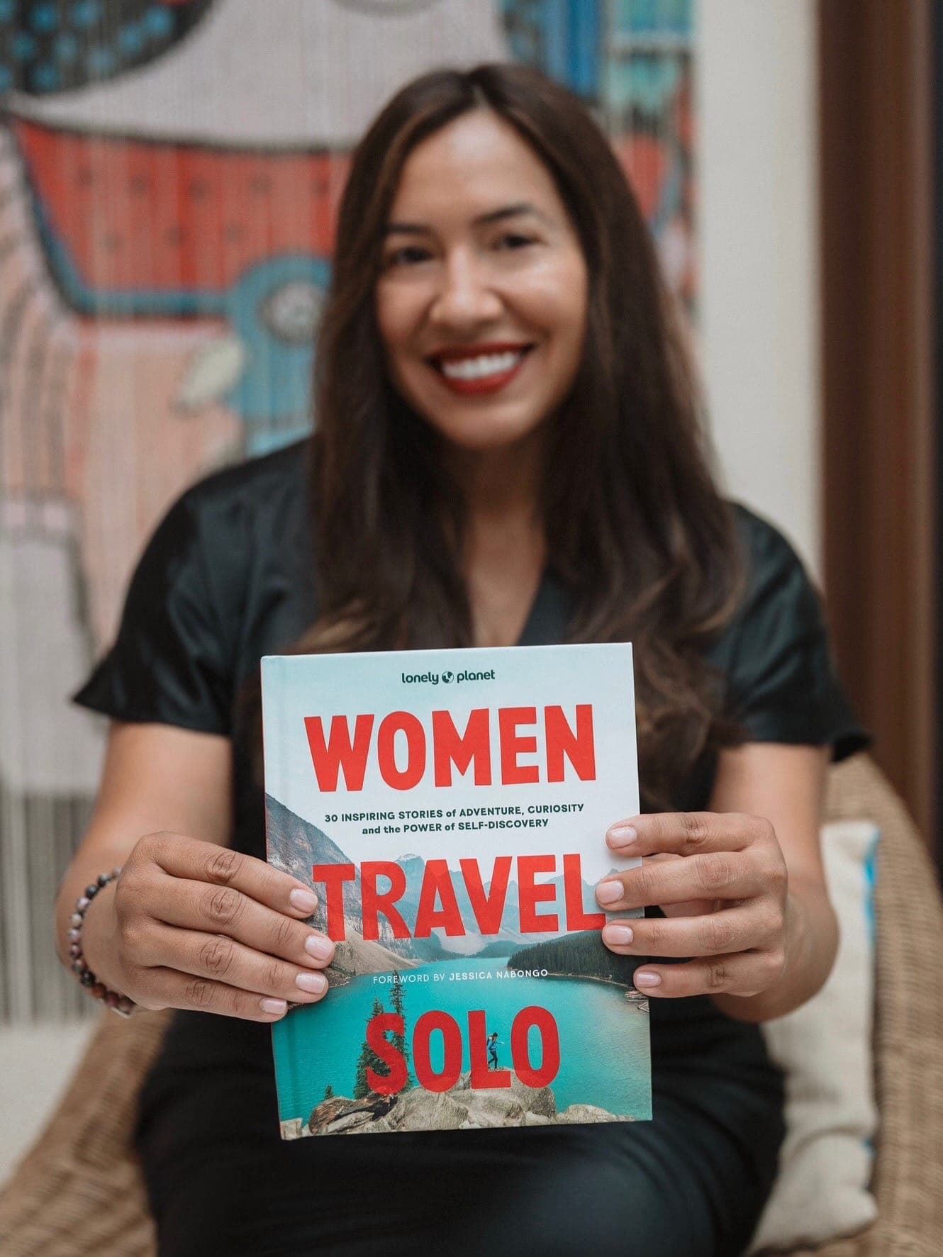 Jeannette Ceja con el libro Women Travel Solo, de Lonely Planet