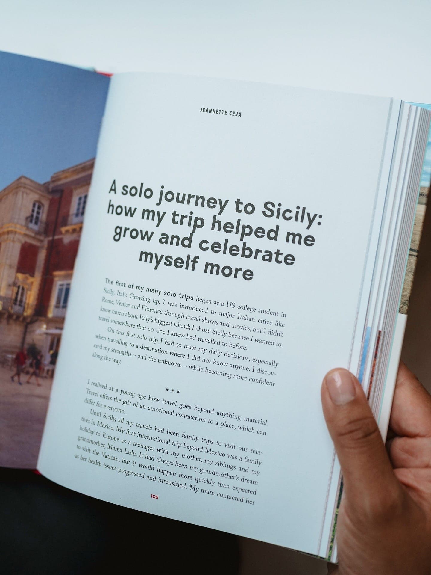 El libro Women Travel Solo abierto por el capítulo de Jeannette Ceja