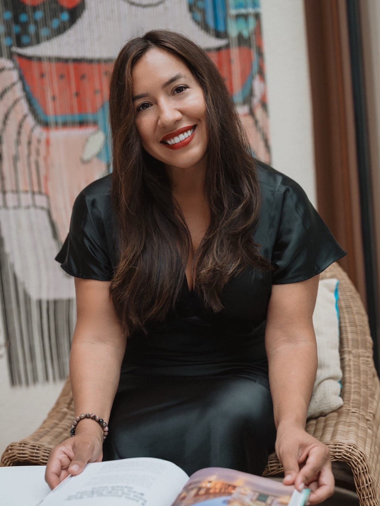 Jeannette Ceja con su ejemplar de Women Travel Solo