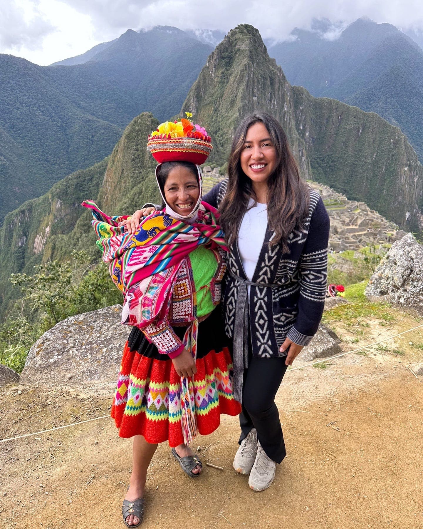 Jeannette Ceja con una mujer quechua en Machu Picchu