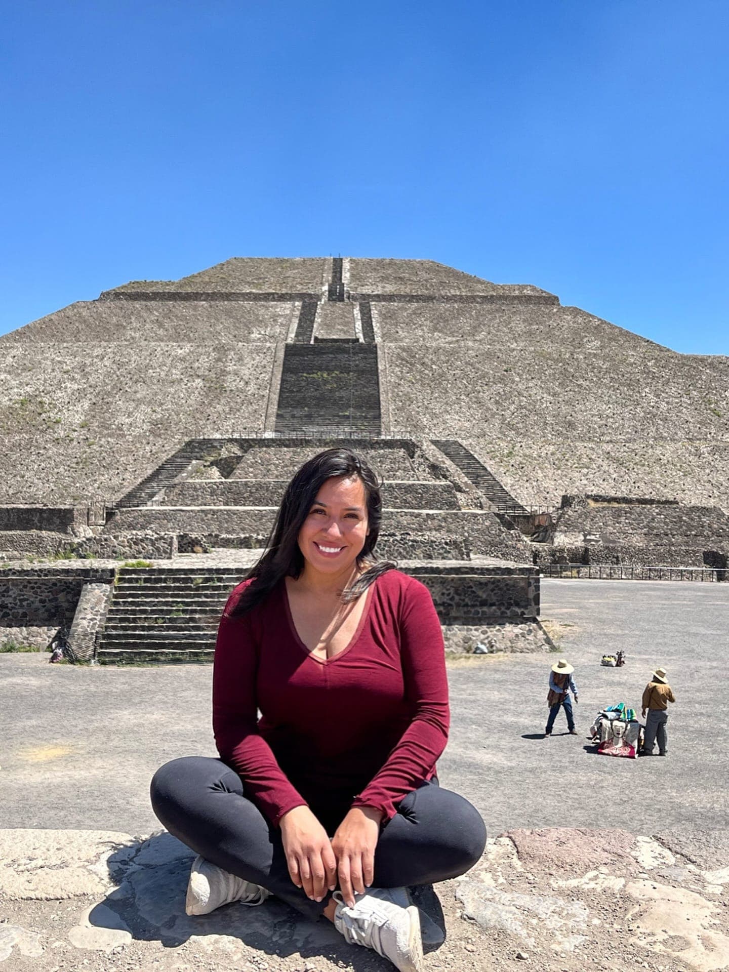Jeannette Ceja en la Pirámide del Sol, en Teotihuacán